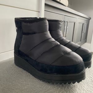 Like new!!! UGG Mini Ridge bootie